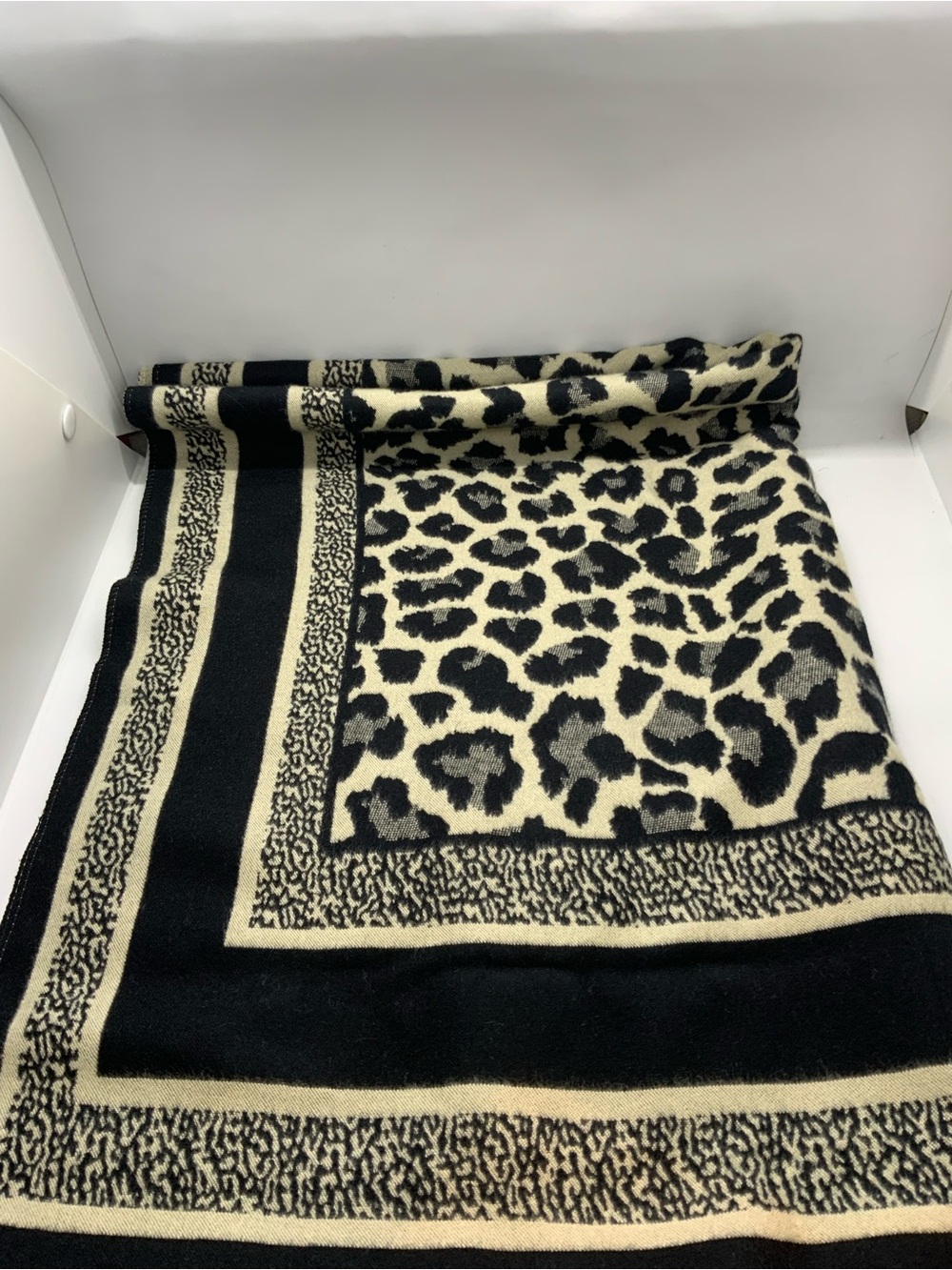 SAACHI Reversible Leopard Pattern Scarf - Picture 6 of 9